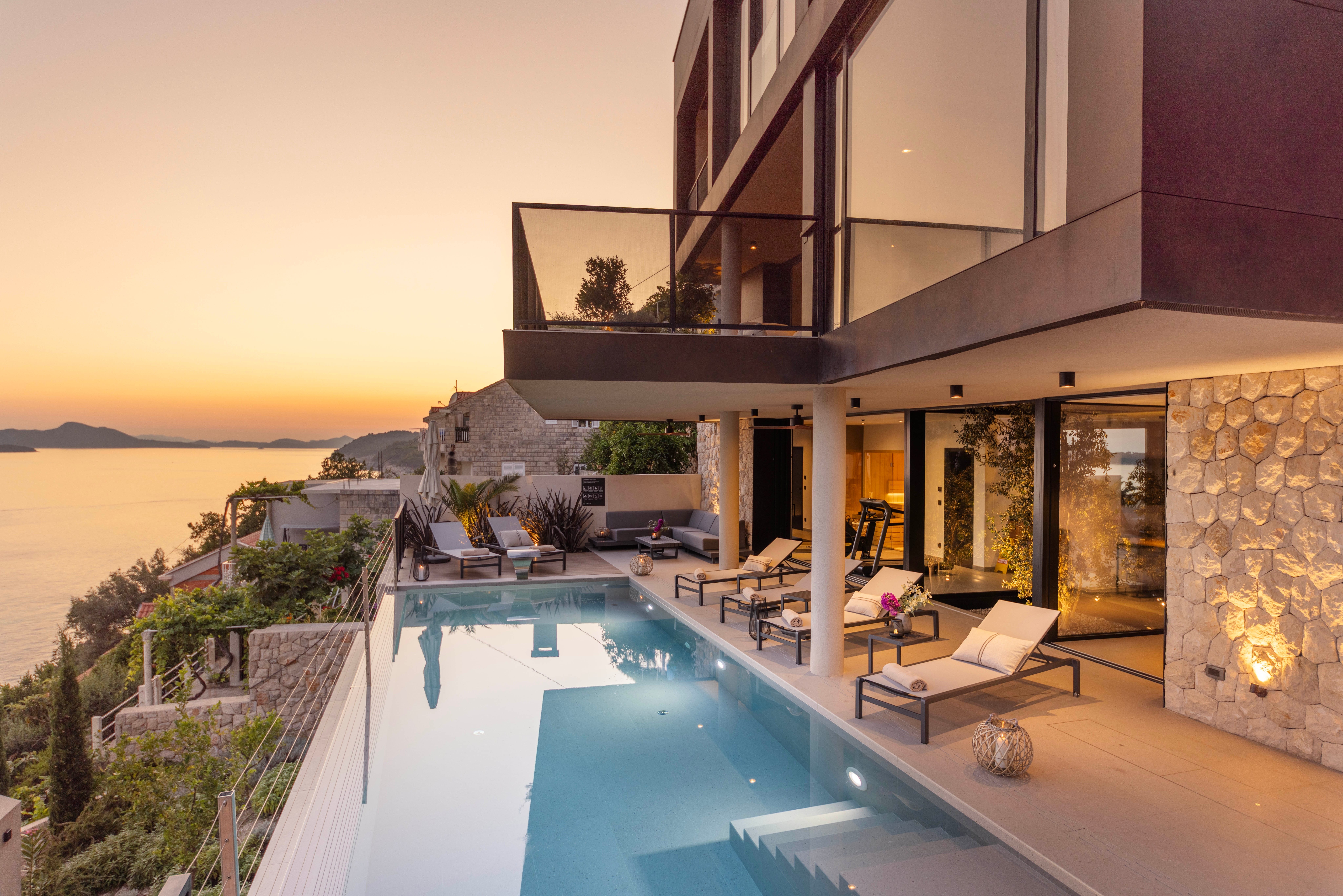 Villa in Dubrovnik with infinity pool in sunset