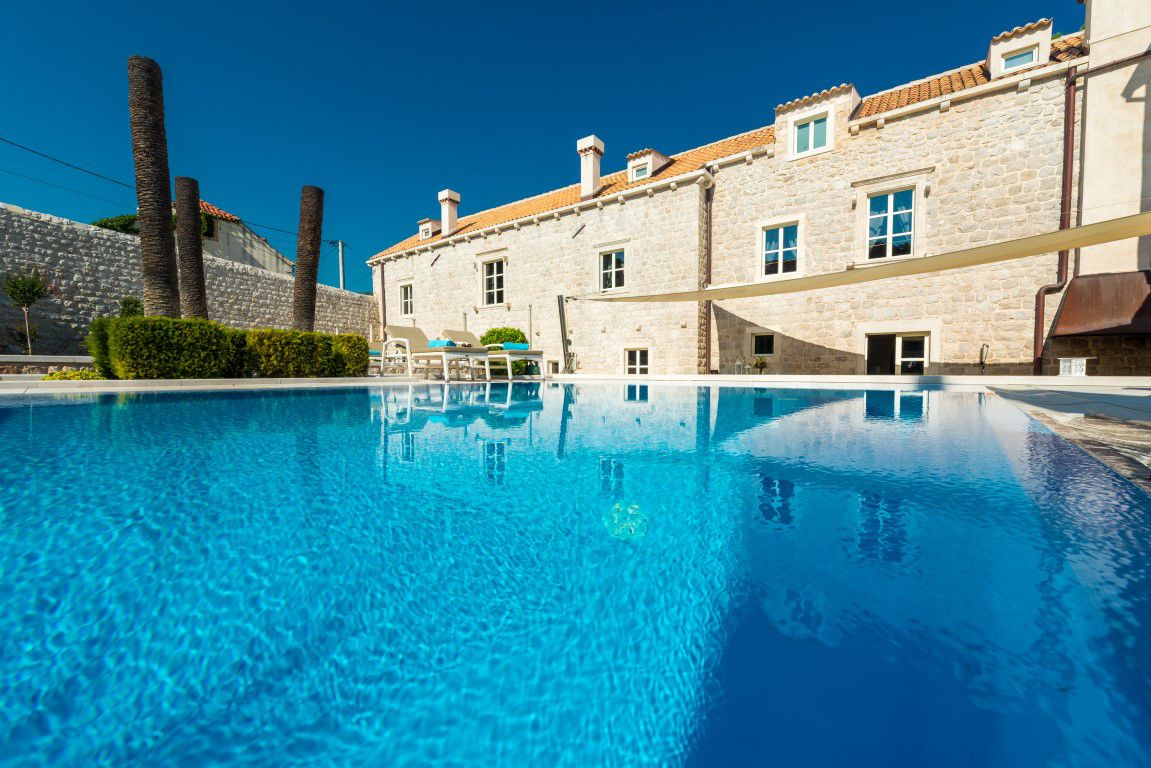 Large pool terrace surrounded by high walls in Zaton - Villa Zaton Dubrovnik