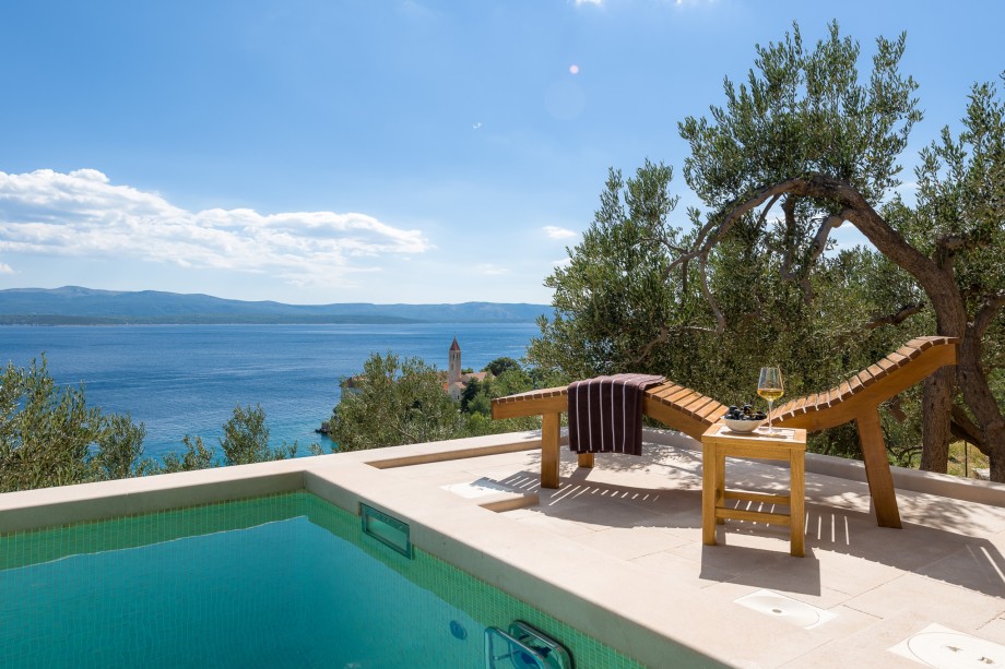 Luxurious villa with swimming pool and sea view on the island of Brac