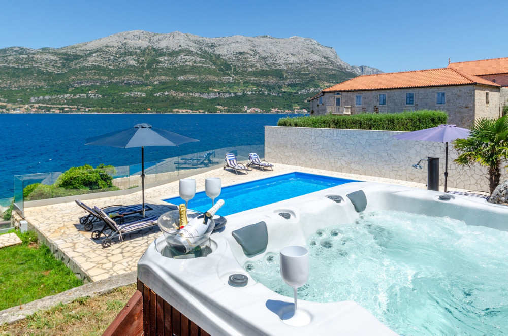 Luxury villa with a Jacuzzi and a swimming pool on the beach in Korcula