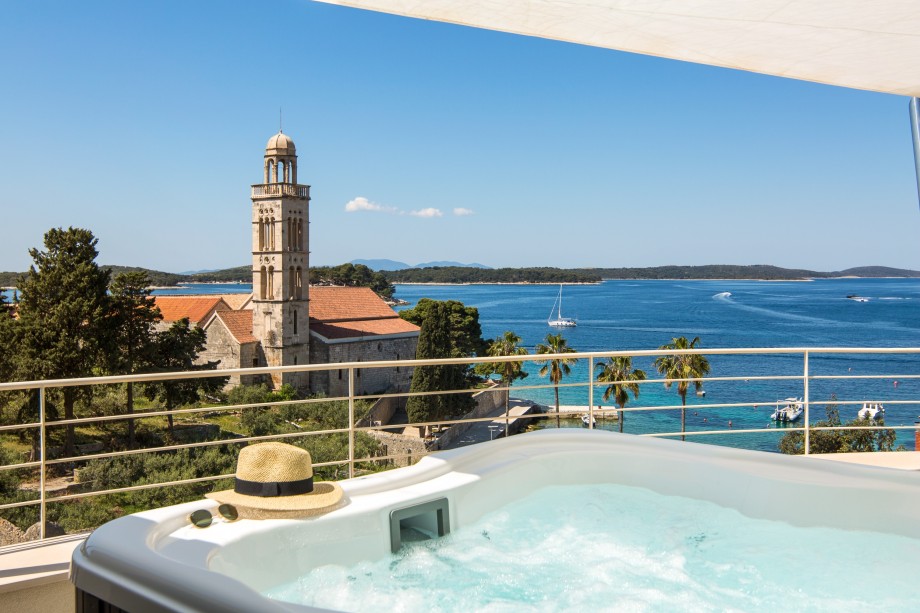 Luxury Hvar villa with a Jacuzzi and sea view