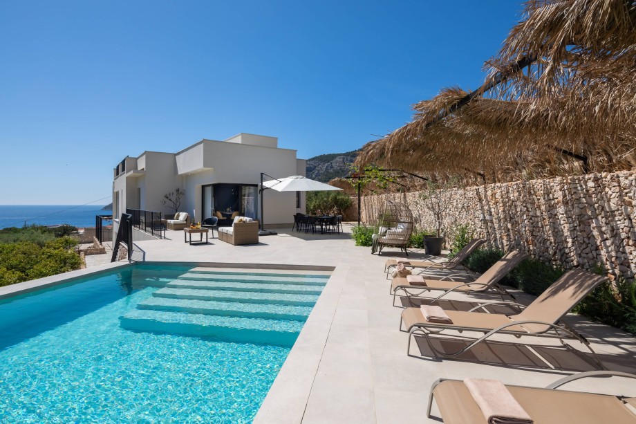 Villa La Vida on the island of Vis with a heated swimming pool