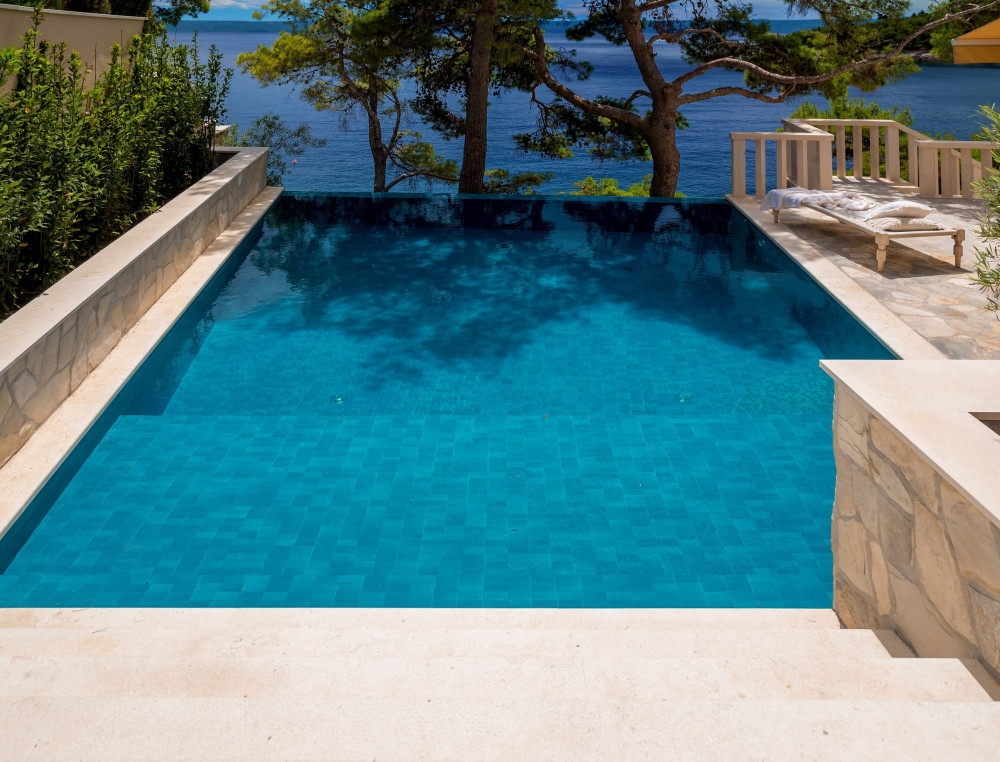 Seafront villa with heated pool on the island of Brac