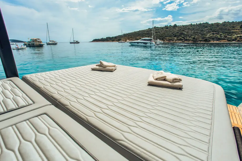 Luxury private boat tour onboard Cranchi A46