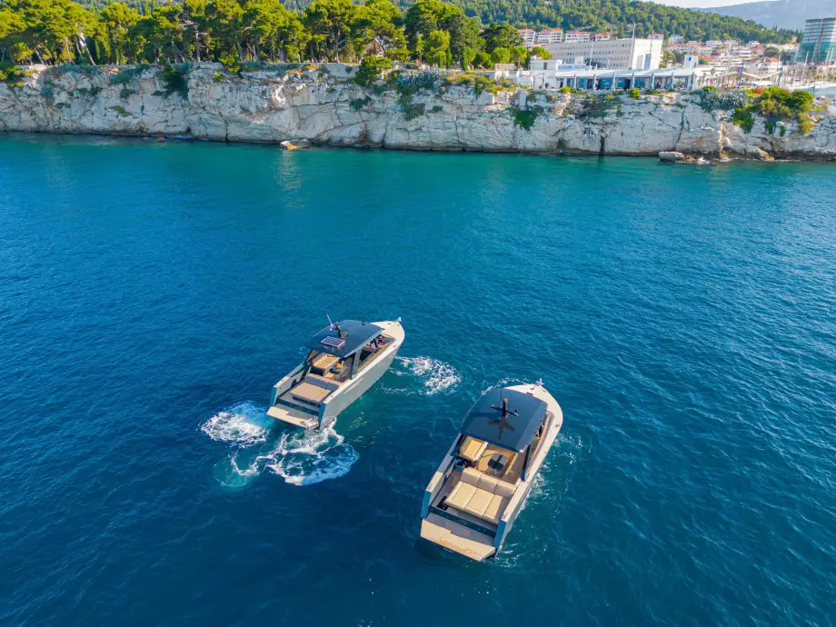 Luxury boat tour from Hvar onboard Colnago 35