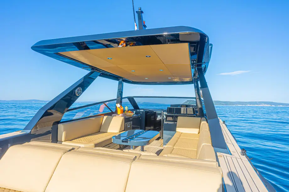 Onboard Colnago 35 tailored boat tour