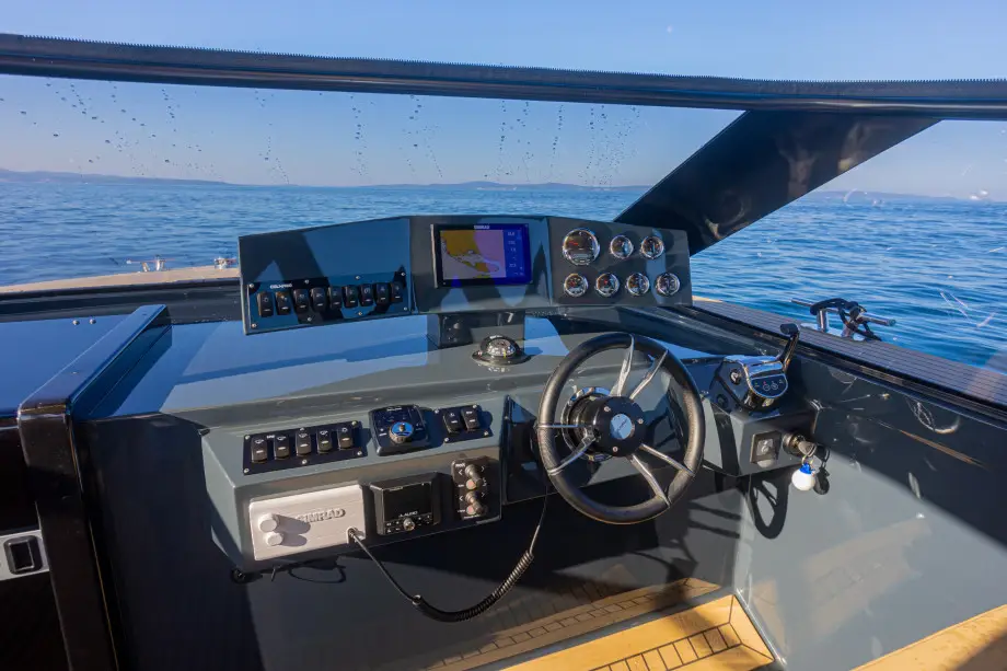 Colnago 35 modern motor boat