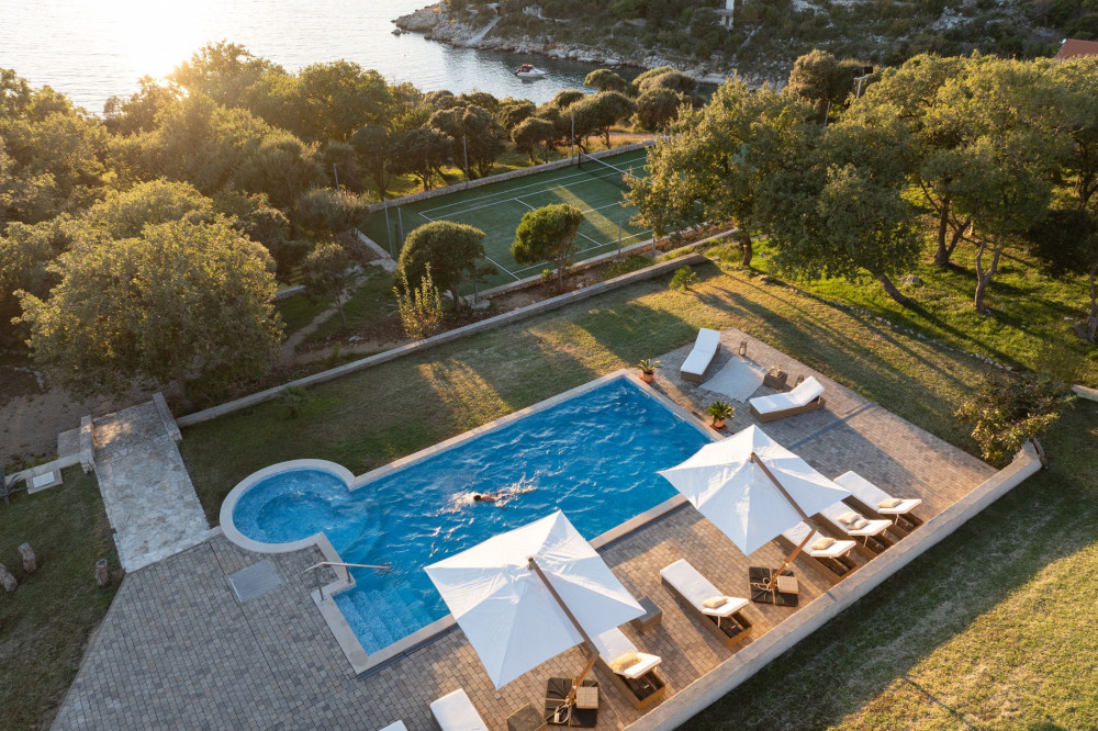 Luxury villa Tender Pag with swimming pool and tennis court