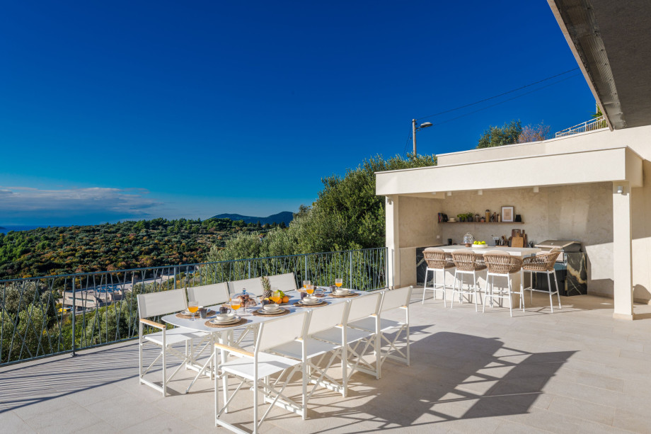 Outdoor dining area of Villa Palazzo Navale in Orasac for rent