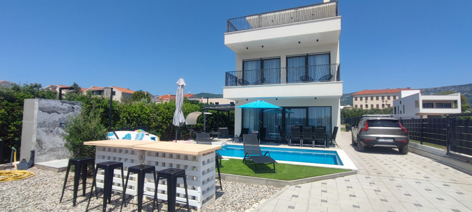 Swimming pool terrace with a bar in Villa Flow Kastela