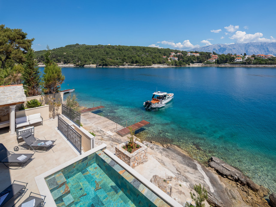Seafront villa with pool on Brac in a peaceful bay of Puntinak