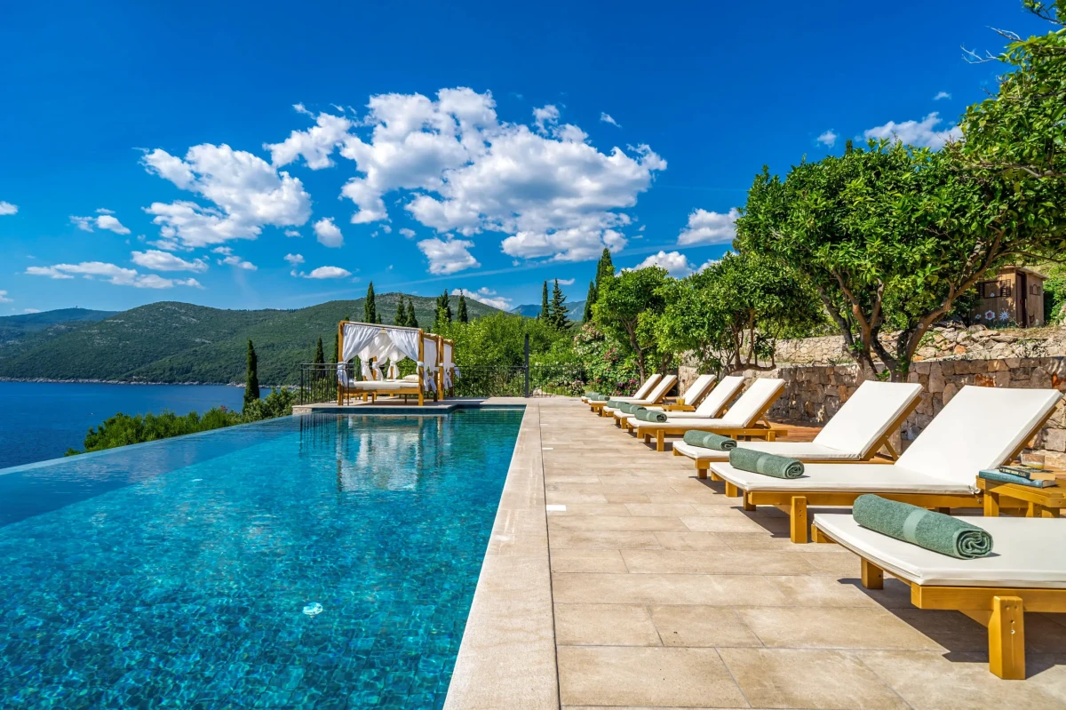 Luxury villa Dubrovnik with pool, Jacuzzi and a private beach in Molunat