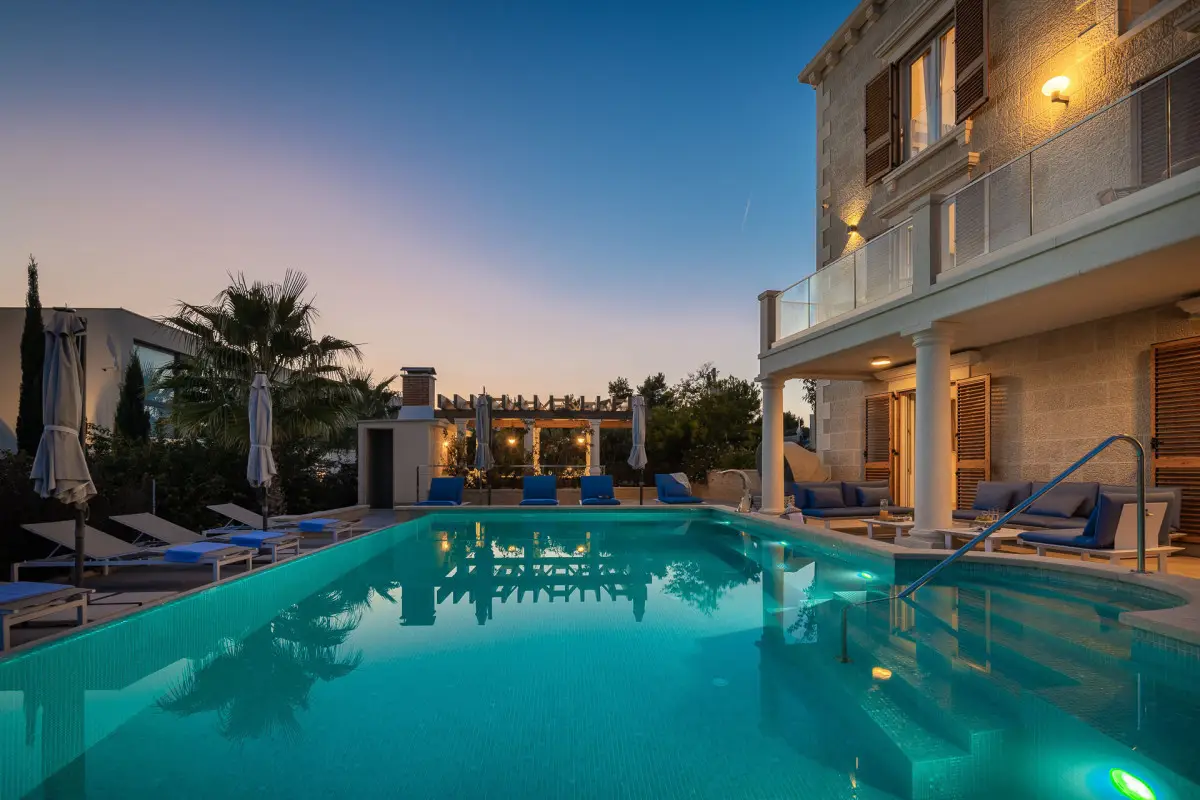 Luxury villa in Rogoznica with pool, sauna and private gym