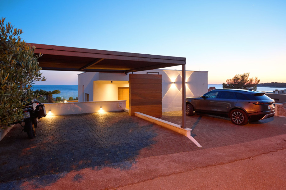Private parking in Villa with pool Primosten