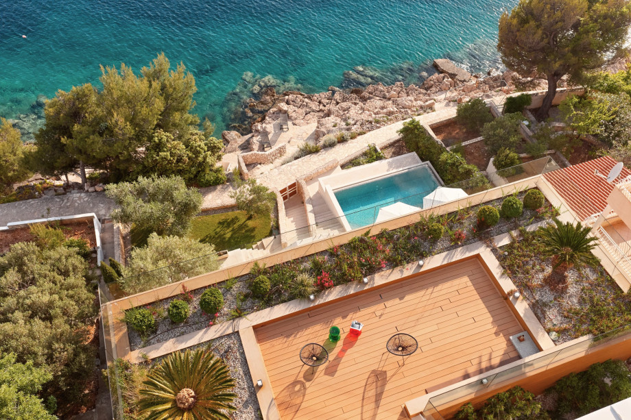 Beachfront villa with pool in Primosten