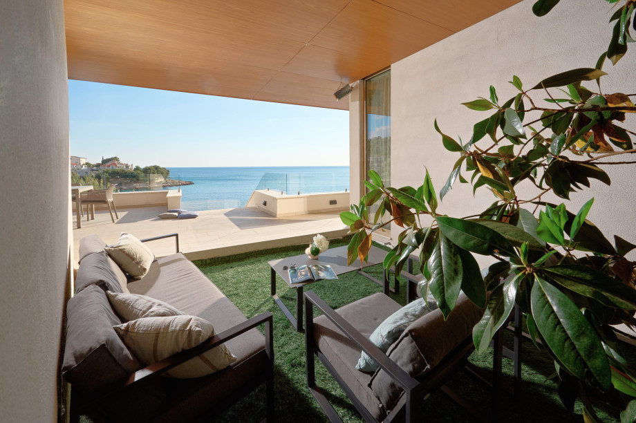 Terrace overlooking the sea and the pool in Villa Bella Primosten