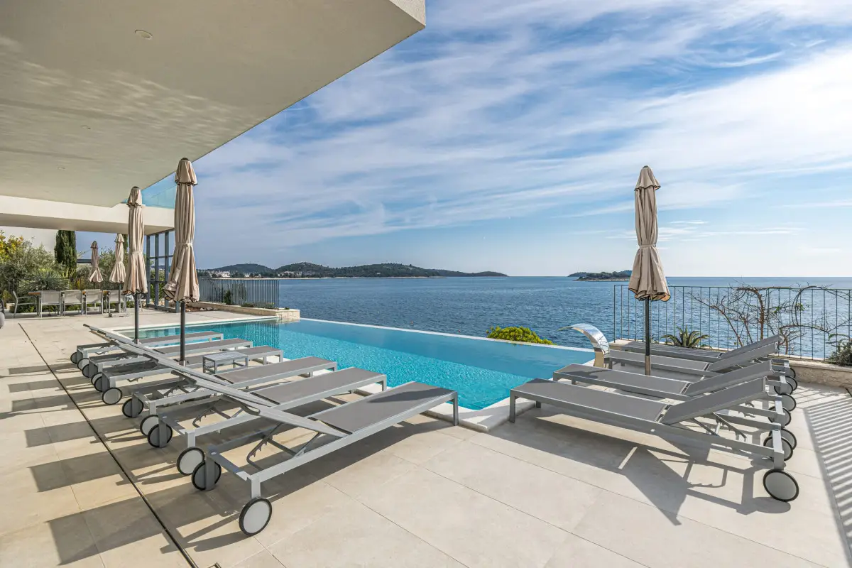 Luxurv beachfront villa in Rogoznica with heated pool - Villa Superb Rogoznica